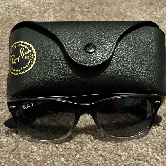Rayban new wayfarer sunglasses - Picture 1 of 3